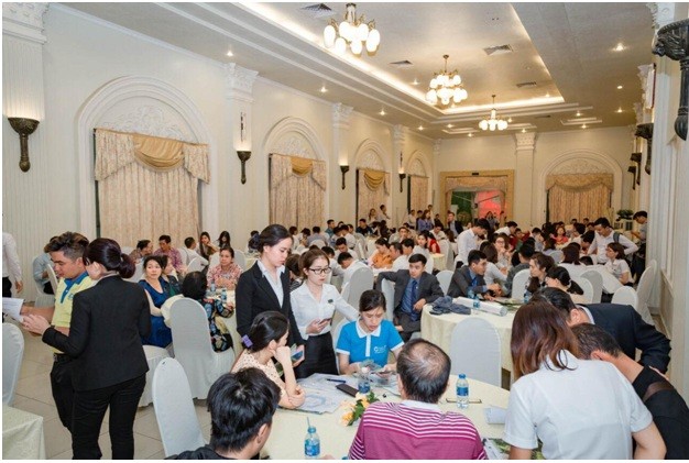 Chương trình “Thương vụ Kl99ok phiên bản mới đất nền cùng Tấn Phát” thu hút đông đảo khách hàng tham dự.