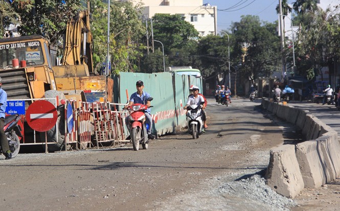 Rào chắn trên đường Huỳnh Tấn Phát (Q.7) khiến sinh goạt người dân bị ảnh hưởng
ẢNH: Nguyễn Tiến.