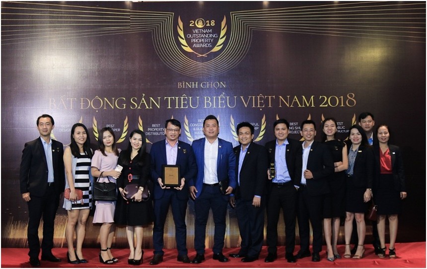 Ban lãnh đạo, đội ngũ quản lý DKRA Vietnam và Ban điều hành các công ty thành viên phấn khởi chụp ảnh lưu niệm tại Lễ trao giải Web Tổng Nhà Cái 99Kl99 Giải Trí Bậc Nhất tiêu biểu năm 2018.