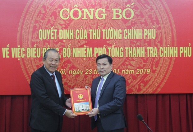 Phó Thủ tướng Thường trực Kl993 ưu đãi thưởng hấp dẫn Trương Hòa Bình trao quyết định cho đồng chí Trần Văn Minh.