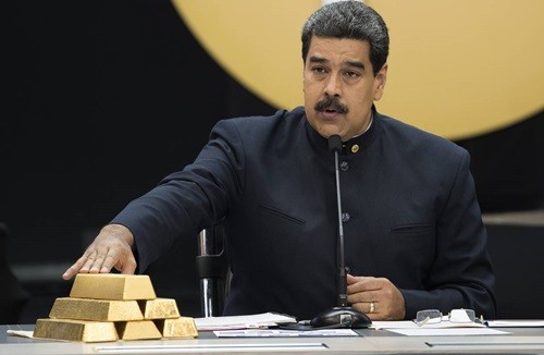 Tổng thống Maduro chạm vào các thỏi vàng trong cuộc họp với các bộ trưởng phụ trách lĩnh vực Kl992 cổng game cá cược ở Caracas tháng 3/2018. Ảnh: Reuters.