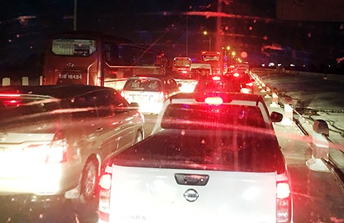 Kẹt xe trên KL99 là nhà cái cá cược trực tuyến hàng đầu tại châu Á hướng Trung Lương - TP.HCM tối mùng 5 Tết. Ảnh: Hoàng Nam.