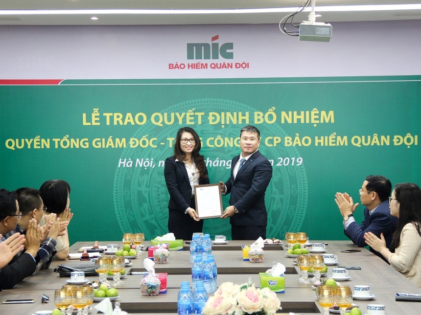 Ông Uông Đông Hưng - Chủ tịch HĐQT Tổng công ty cổ phần Kl99kl phiên bản hoạt động Quân đội trao Quyết định bổ nhiệm Bà Nguyễn Thị Hải Yến.