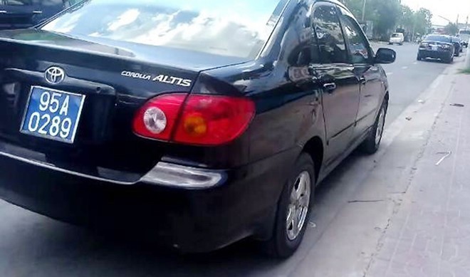 Ôtô chở lãnh đạo Huyện ủy Châu Thành (Hậu Giang) đi dự tiệc thôi nôi. Ảnh: Anh Minh.