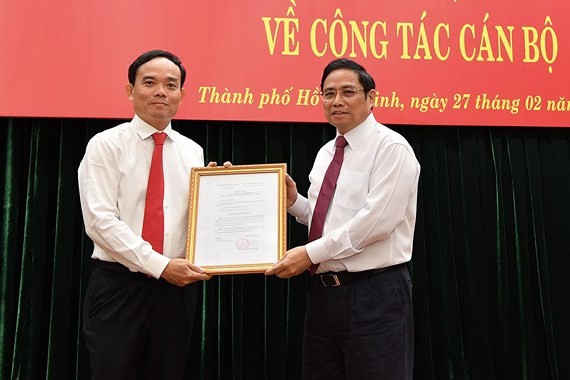 Đồng chí Phạm Minh Chính trao quyết định của Bộ Kl991.com tải ứng dụng cho đồng chí Trần Lưu Quang. Ảnh SGGP.