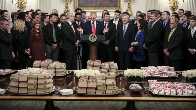 Tổng thống Trump mở tiệc ăn nhanh tại Nhà Trắng để mời đội bóng. (Ảnh: Getty)