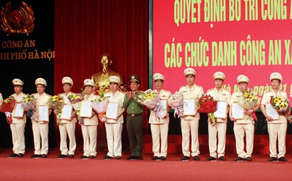 Các cán bộ, chiến sĩ nhận quyết định điều động về xã. Ảnh: Bộ Công an.