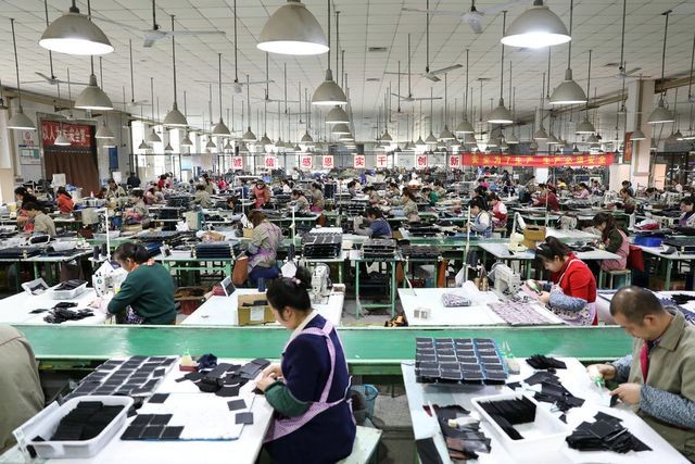 Các công ty nước ngoài đang tìm cách giảm bớt sự phụ thuộc vào các nhà máy Kl994 nhà cái bóng đá world cup ở Trung Quốc. (Ảnh: Reuters).