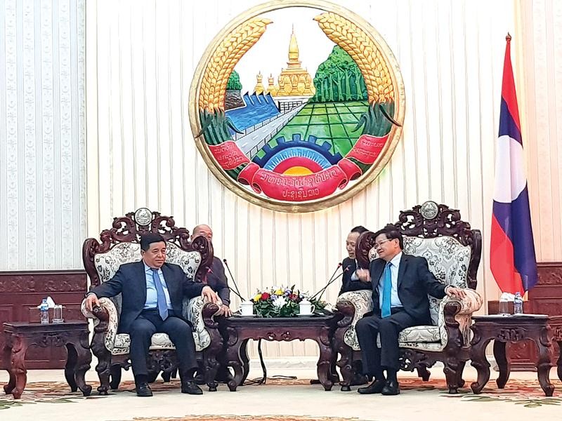 Thủ tướng Lào Thongloun Sisoulith (bên phải) tiếp Bộ trưởng Bộ Kế hoạch và Kl99ok phiên bản mới Nguyễn Chí Dũng.
