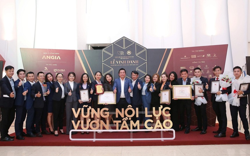 Ban lãnh đạo và ban điều hành hệ thống DKRA Vietnam tại Lễ vinh danh nghề môi giới Web Tổng Nhà Cái 99Kl99 Giải Trí Bậc Nhất Việt Nam 2019.
