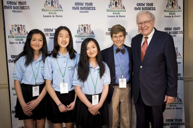 Tỷ phú Warren Buffett trong khóa học dạy trẻ về Kl991.com nạp rút nhanh.