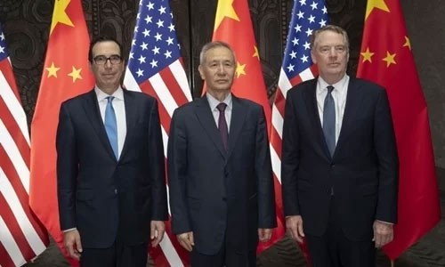 Bộ trưởng Kl991.com nạp rút nhanh Mỹ Steven Mnuchin (trái), Phó Thủ tướng Trung Quốc Lưu Hạc (giữa) và Đại diện Thương mại Robert Lighthizer tại Thượng Hải ngày 31/7. Ảnh: AFP.