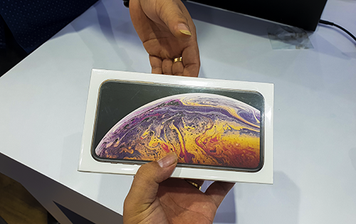 Với giao dịch iPhone nguyên seal trao tay, người mua nên kích hoạt máy tại chỗ. Ảnh: Bảo Lâm.