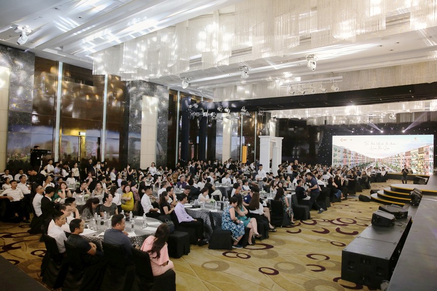 Khán phòng khách sạn JW Marriott chật kín nhà Kl99ok phiên bản mới.