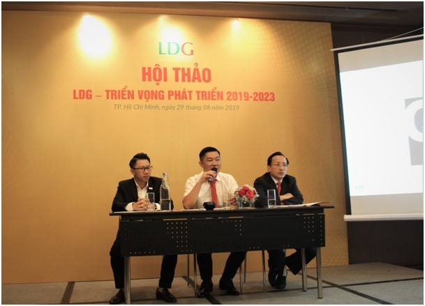 Ông Nguyễn Khánh Hưng, chủ tịch Hội đồng Quản trị LDG Group (giữa) chia sẻ thông tin với các nhà Kl99ok phiên bản mới trong hội thảo “LDG – Triển vọng phát triển 2019-2023”. 