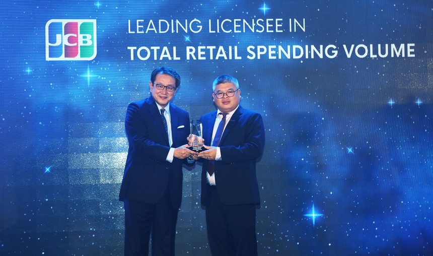 Đại diện Sacombank, Ông Phạm Đức Duy - Giám đốc Trung Tâm Thẻ (bên phải) nhận giải thưởng từ ông Kimihisa Imada – Giám đốc Điều hành Tổ chức thẻ Quốc tế JCB International.