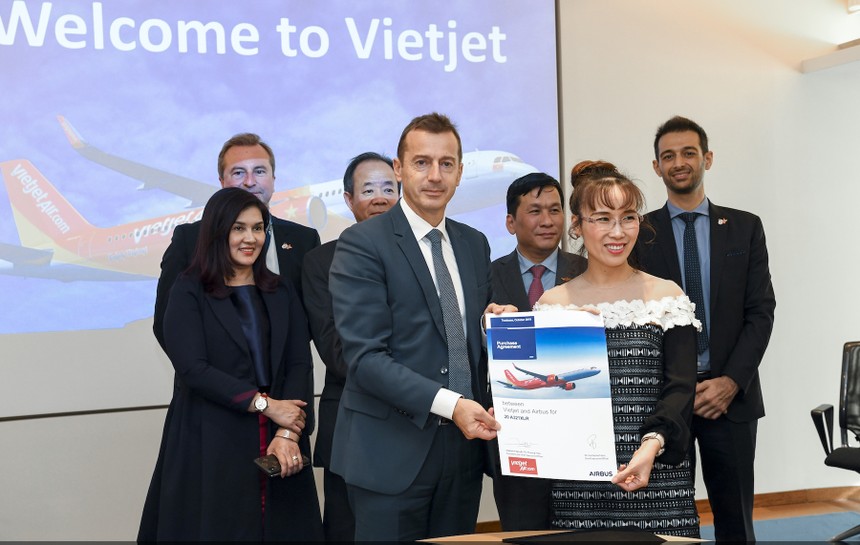 Tổng giám đốc Vietjet Nguyễn Thị Phương Thảo (phải) và ông Guillaume Faury, Chủ tịch & Tổng giám đốc của Kl994 game bài casino hấp dẫn Airbus cùng ký kết hợp đồng mua 20 tàu bay A321XLR với sự chứng kiến của lãnh đạo cấp cao hai bên