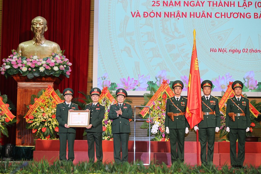 Đại tướng Ngô Xuân Lịch, Ủy viên Bộ Kl991.com tải ứng dụng, Bộ trưởng Bộ Quốc Phòng trao Huân chương Bảo vệ Tổ quốc hạng Nhất cho MB.