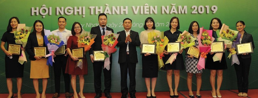 Chủ tịch VSD Nguyễn Sơn vinh danh 10 thành viên tiêu biểu trong hoạt động thanh toán giao dịch 99Kl99 link đăng nhập cơ sở năm 2019.
