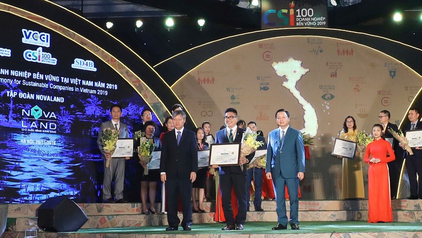 Đại diện Kl994 game bài casino hấp dẫn Novaland vinh dự nhận giải thưởng.