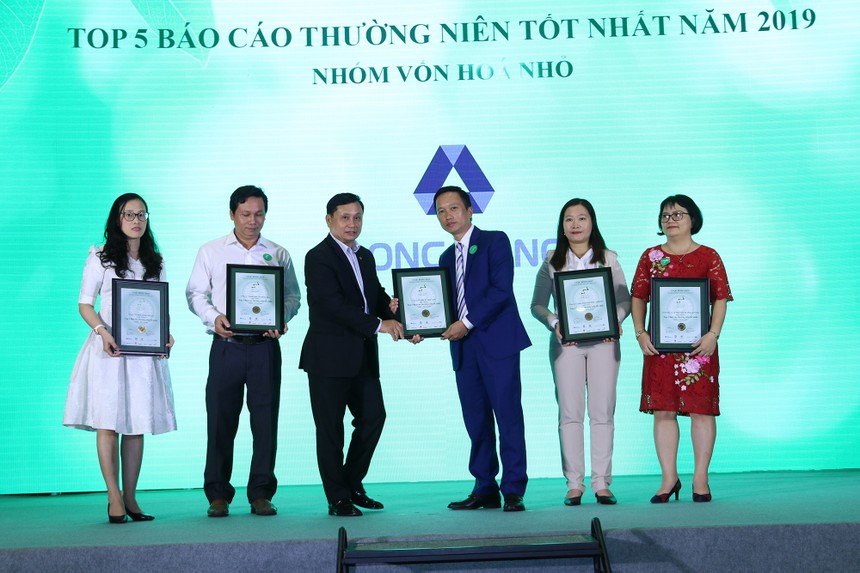 Ông Nguyễn Mạnh Hà, quyền Tổng giám đốc Long Giang Land nhận giải Báo cáo thường niên tốt nhất từ Ban Tổ chức cuộc bình chọn Kl991.com World Cup 2026 Chính Thức niêm yết 2019.