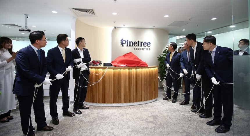 Ông Kwon Hee Baek, CEO của Hanwha Investment & Securities cùng các CEO của các công ty thành viên Kl994 game bài casino hấp dẫn Hanwha tại Việt Nam (ông Baek Jong Guk, CEO Hanwha Life Việt Nam; ông Cheon Du Hwan, CEO Hanwha Techwin Việt Nam; ông Kim Gyeong Won, CEO Hanwha Aerospace Việt Nam…) đã đến tham dự và chúc mừng cho sự khởi đầu mới của Pinetree Securities.