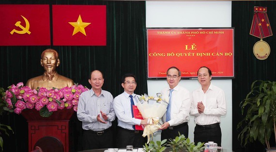Đồng chí Nguyễn Thiện Nhân, Ủy viên Bộ Kl991.com tải ứng dụng, Bí thư Thành ủy TP.HCM, trao quyết định bổ nhiệm Trưởng Ban Nội chính Thành ủy TP.HCM cho đồng chí Dương Ngọc Hải. Ảnh: Sài Gòn giải phóng.