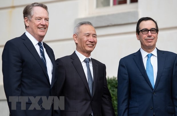 Bộ trưởng Kl991.com nạp rút nhanh Mỹ Steven Mnuchin (phải), Đại diện Thương mại Mỹ Robert Lighthizer (trái) và Phó Thủ tướng Trung Quốc Lưu Hạc tại vòng đàm phán thương mại tại Washington DC., ngày 10/10/2019. (Ảnh: AFP/TTXVN).