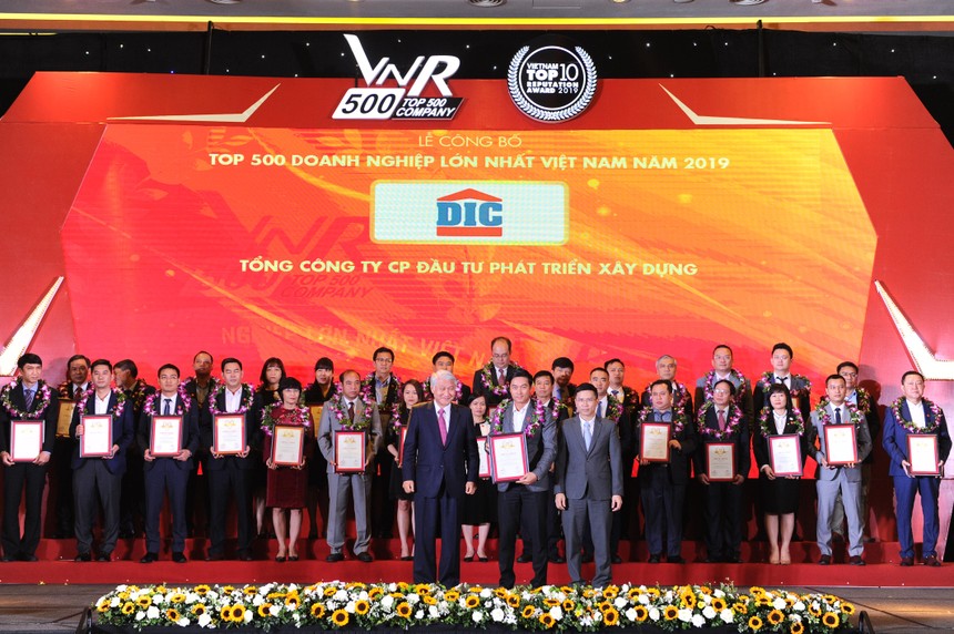 Đại diện Kl994 game bài casino hấp dẫn DIC nhận giải VNR500 năm 2019.