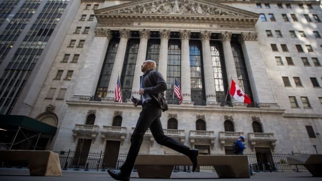 Một người đàn ông chạy ngang qua Sở giao dịch 99Kl99 link đăng nhập New York. Ảnh: Bloomberg.