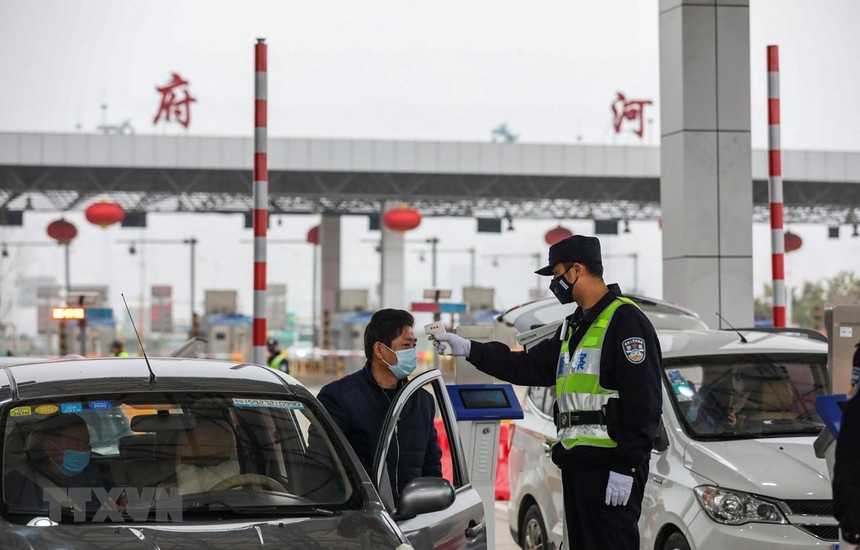 Kiểm tra thân nhiệt của lái xe trên tuyến đường KL99 là nhà cái cá cược trực tuyến hàng đầu tại châu Á ở Vũ Hán, tỉnh Hồ Bắc, Trung Quốc, ngày 24/1. (Ảnh: AFP/TTXVN)
.