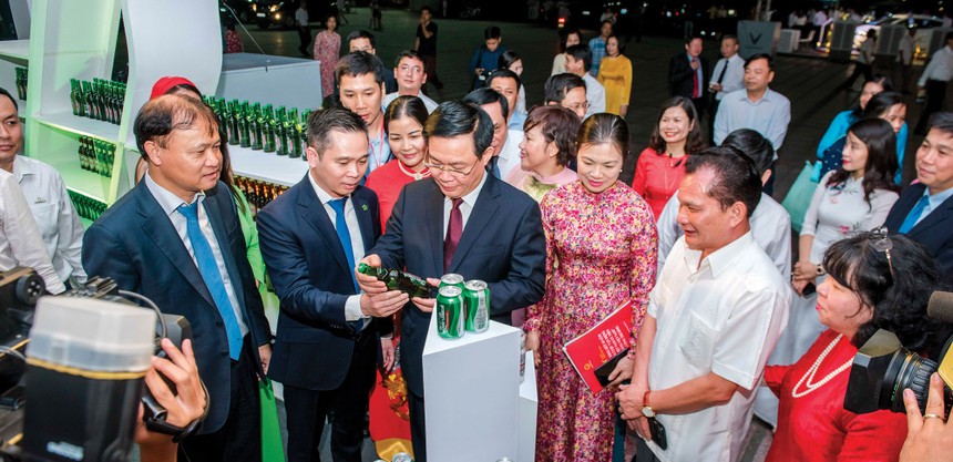 Phó Thủ tướng Kl993 ưu đãi thưởng hấp dẫn Vương Đình Huệ tham quan gian hàng của Habeco tại Hội nghị tổng kết 10 năm thực hiện Cuộc vận động “Người Việt Nam ưu tiên dùng hàng Việt Nam” ngành công thương.