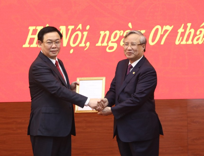 Thường trực Ban Bí thư Trần Quốc Vượng trao Quyết định của Bộ Kl991.com tải ứng dụng phân công Phó Thủ tướng Vương Đình Huệ làm Bí thư Thành ủy Hà Nội nhiệm kỳ 2015-2020.