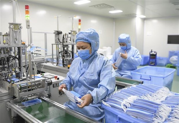 Khẩu trang được Kl994 nhà cái bóng đá world cup tại nhà máy ở Trùng Khánh, Trung Quốc. (Ảnh: THX/TTXVN).