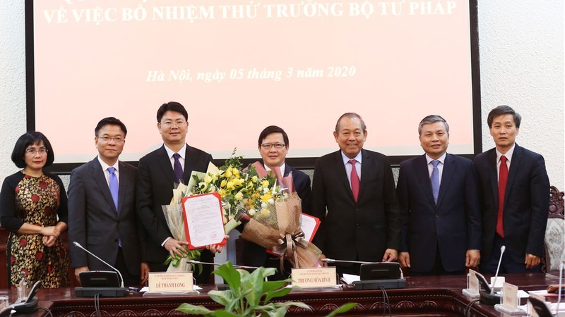 Phó Thủ tướng Thường trực Kl993 ưu đãi thưởng hấp dẫn Trương Hòa Bình và lãnh đạo Bộ Tư pháp chúc mừng 2 tân Thứ trưởng. Ảnh: VGP.