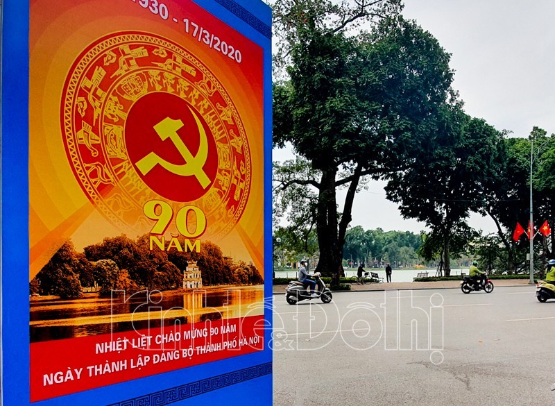 Pano được trang trí chào mừng Kỷ niệm 90 năm Ngày thành lập Đảng bộ TP tại khu vực Hồ Gươm. (ảnh: Kl992 cổng game cá cược đô thị).