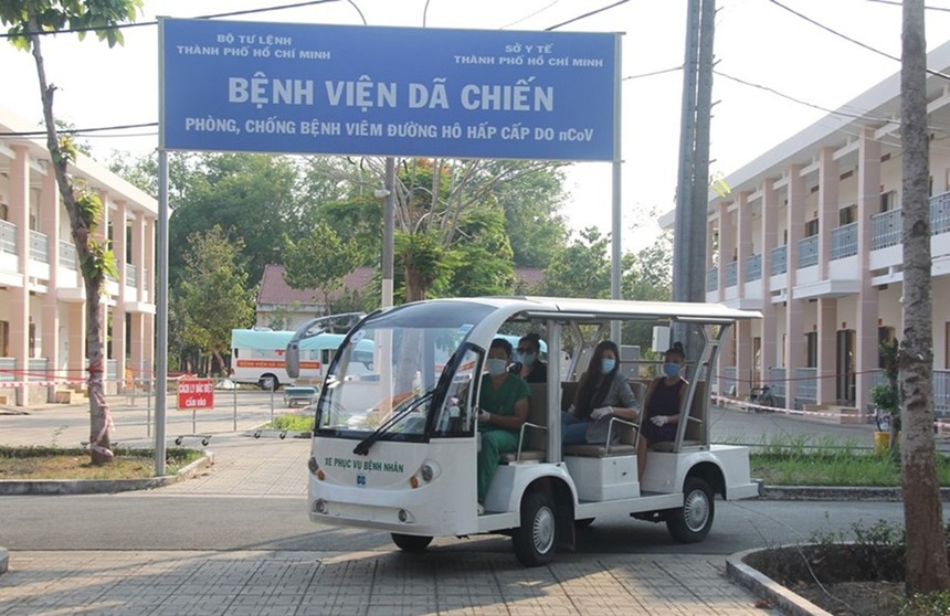 4 bệnh nhân được bác sĩ đưa bằng xe điện từ khu cách ly Bệnh viện dã chiến Củ Chi ra ngoài.