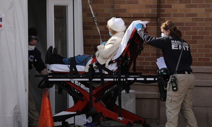 Nhân viên y tế tiếp nhận bệnh nhân Covid-19 tại New York hôm 12/4. Ảnh: AFP.