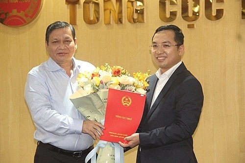 Ông Nguyễn Bằng Thắng (phải) nhận quyết định giữ chức vụ Phó Vụ trưởng Vụ Quản lý thuế Kl991.com World Cup 2026 Chính Thức lớn.