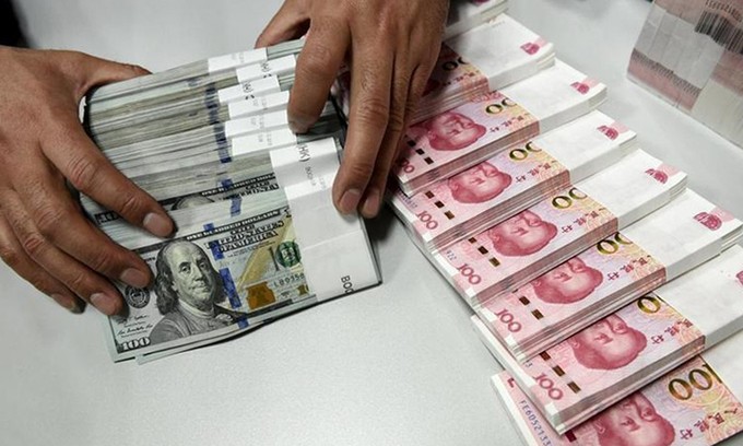 Nhân viên kiểm mặt tại một chi nhánh của Link Vào Nhà Cái KL99 COM Tặng +199k Trung Quốc ở tỉnh Sơn Tây tháng 1/2016. Ảnh: Reuters.