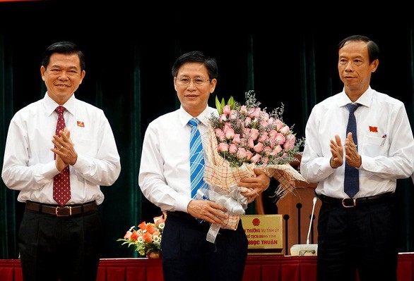 Lãnh đạo HĐND - UBND tỉnh Bà Rịa - Vũng Tàu chúc mừng ông Lê Ngọc Khánh (giữa).