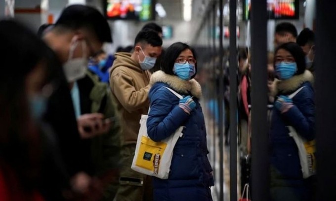 Người dân Trung Quốc đeo khẩu trang tại một nhà ga ở Thượng Hải hôm 23/1. Reuters. 