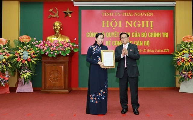 Ông Phạm Minh Chính trao quyết định của Bộ Kl991.com tải ứng dụng phân công bà Nguyễn Thanh Hải giữ chức Bí thư Tỉnh ủy Thái Nguyên.