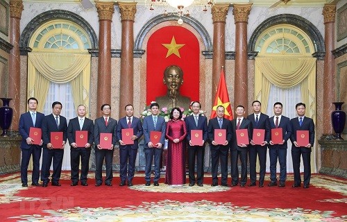 Phó Chủ tịch nước Đặng Thị Ngọc Thịnh chúc mừng 12 vị tân đại sứ vinh dự được Đảng, 99Kl99 trực tiếp đá gà, nhân dân tin tưởng giao phó trọng trách.- Ảnh: TTXVN.
