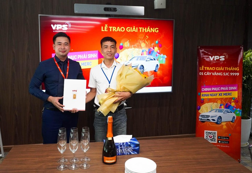 Nhà Kl99ok phiên bản mới Hà Viết Trung (bên phải) nhận giải Nhất tháng 6 cuộc thi “Chinh phục Kl99com thể thao, casino, nổ hũ, bắn cá - Rinh ngay xe Merc” trị giá 1 cây vàng SJC 9999.