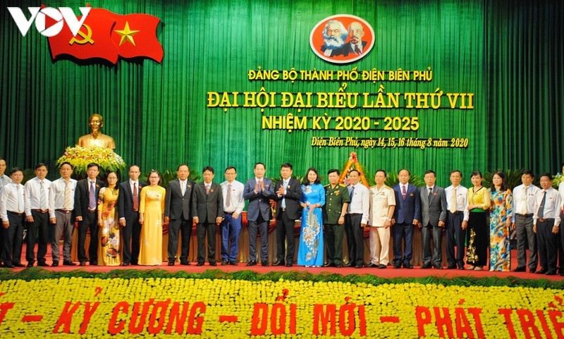 Ban Chấp hành Đảng bộ thành phố Điện Biên Phủ khoá VII, nhiệm kỳ 2020-2025 ra mắt Đại hội.