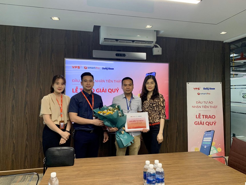 Anh Nguyễn Xuân Hòa (áo kẻ, đứng thứ 2 từ phái sang) – chủ tài khoản @thuyduong trong buổi nhận giải thưởng Quý thứ 3 của chương trình “Kl99ok phiên bản mới Ảo – Nhận tiền thật”.