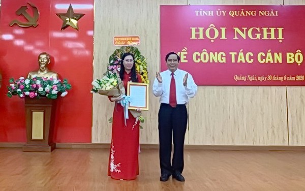 Ông Nguyễn Thanh Bình, Phó Trưởng Ban Thường trực Ban Tổ chức Trung ương trao Quyết định của Bộ Kl991.com tải ứng dụng chuẩn y bà Bùi Thị Quỳnh Vân giữ chức Bí thư Tỉnh ủy Quảng Ngãi. nhiệm kỳ 2015-2020. Ảnh PTQ.