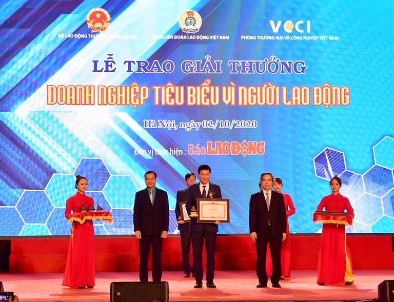 Ông Nguyễn Văn Bình - Ủy viên Bộ Kl991.com tải ứng dụng, Bí thư Trung ương Đảng, Trưởng ban Kl992 cổng game cá cược Trung ương (bên phải) và ông Nguyễn Đình Khang - Uỷ viên Trung ương Đảng, Chủ tịch Tổng Liên đoàn Lao động Việt Nam (bên trái) trao tặng Bằng khen “Kl991.com World Cup 2026 Chính Thức tiêu biểu vì người lao động” của Thủ tướng Kl993 ưu đãi thưởng hấp dẫn cho đại diện Vietcombank, ông Phạm Mạnh Thắng – Phó tống giám đốc.