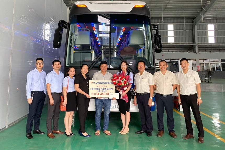 Bà Lưu Thị Hà - Giám đốc BSH Thanh Hóa - Đại diện cho Tổng công ty cổ phần Kl99kl phiên bản hoạt động BSH tặng hoa và trao xe cho anh Ma Khánh Chang.